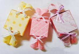 Một số mẫu giấy gói quà hình kẹo đẹp và ấn tượng