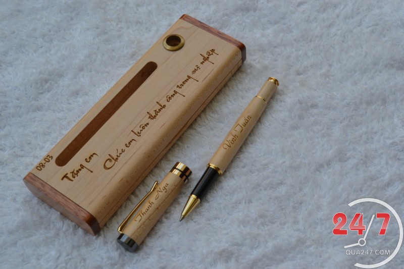 Chiếc bút khắc tên là món quà tặng dễ thương ấm áp