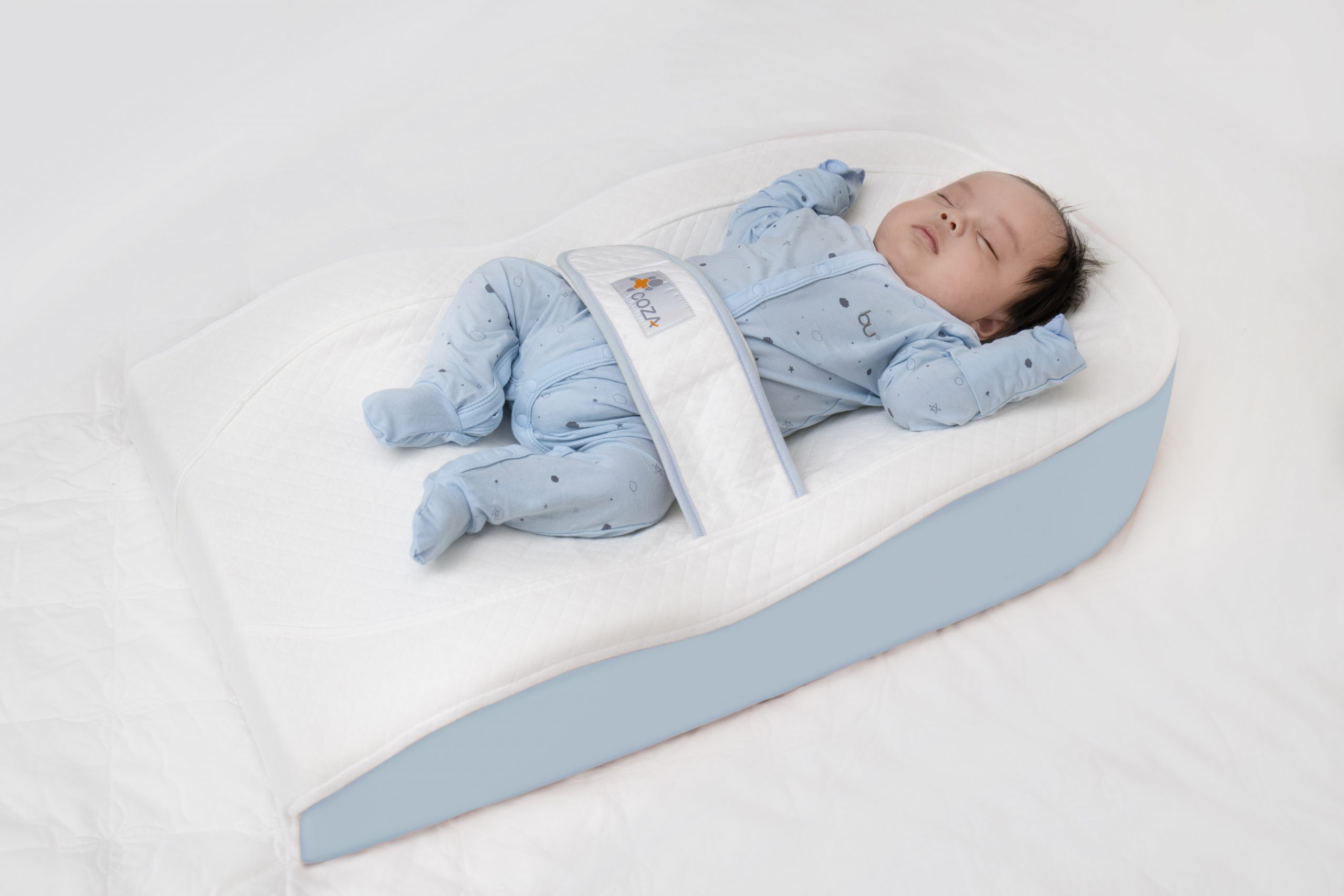 Quà tặng em bé mới sinh là chiếc đệm nằm chống trào ngược cho bé