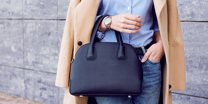 Cặp sách là món quà tặng giáo viên không nên bỏ qua