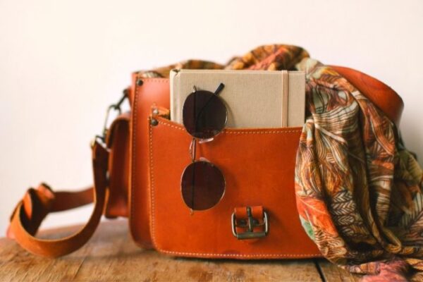 Túi da là quà tặng nhân viên nghỉ việc ý nghĩa