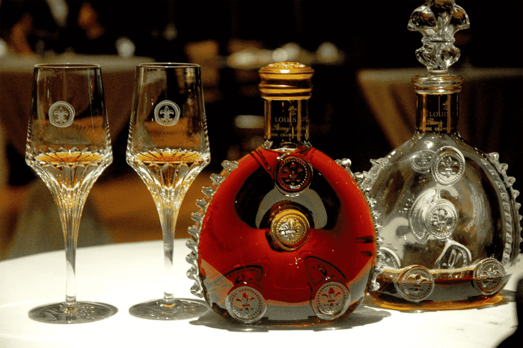 Quà tặng về nhà mới ý nghĩa là rượu ngoại