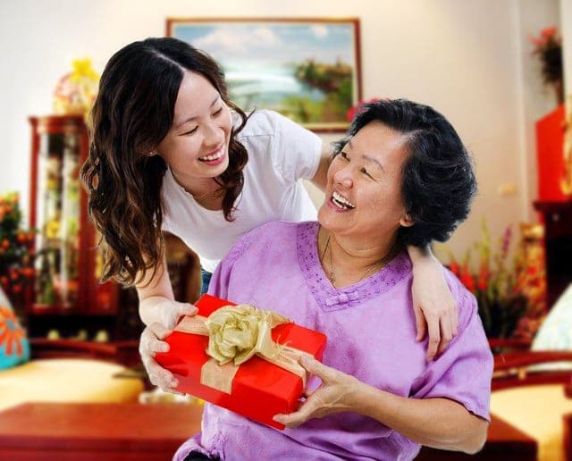 Quà tặng ra mắt bố mẹ người yêu lần đầu ghi điểm tuyệt đối