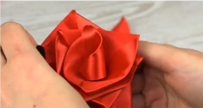 Cách làm hoa bằng ruy băng lụa 2 cm cực kỳ đẹp mắt mà đơn giản