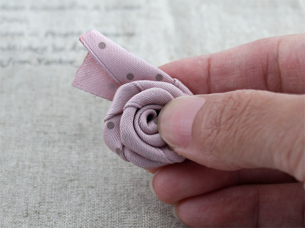 Hướng dẫn cách dùng ruy băng làm hoa hồng đẹp mà đơn giản